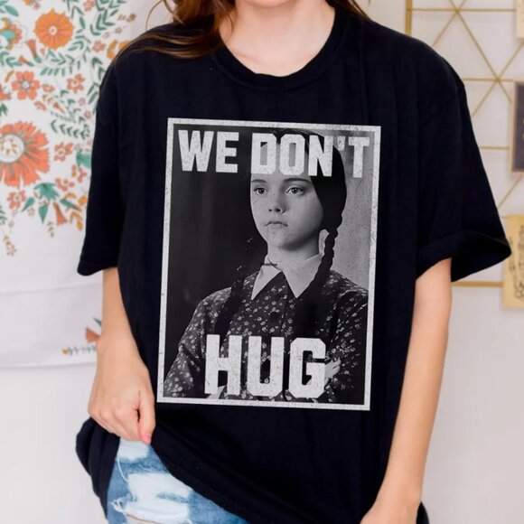 We Don't Hug Wednesday Addams Halloween Vintage Graphic Unisex T-Shirt - Picture 1 of 1